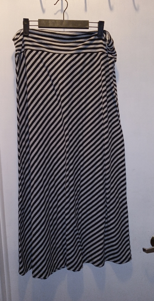 FADED GLORY SIZE LARGE BLACK AND GRAY MAXI SKIRT